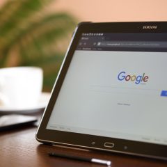 运营编辑在安静办公桌前处理用户反馈邮件的工作画面，笔记本与保温杯并排摆放呈现日常运营的真实状态